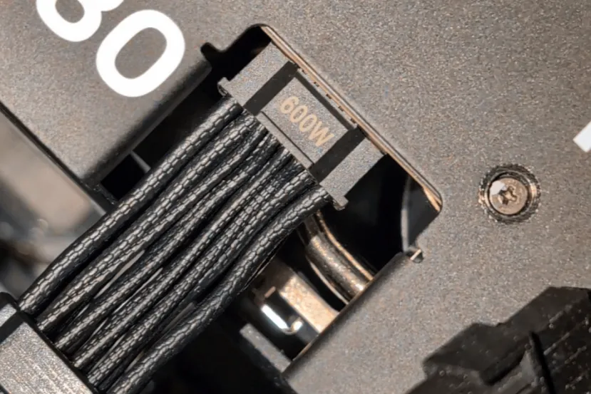 Algunos conectores de 16 pines de fuentes y adaptadores de MSI parecen salirse después de un tiempo de uso