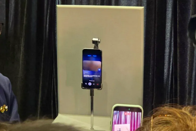 HONOR ha mostrado en este MWC su nuevo Robot Phone, un teléfono que da ojos a la IA integrada