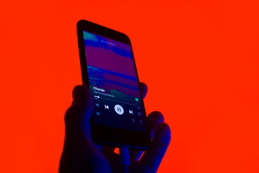 Spotify añade carpetas para playlists en móvil, mejora la cola y refuerza las descargas offline en iPhone