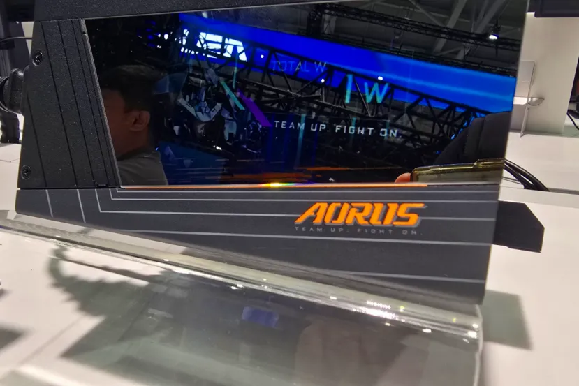La nueva GIGABYTE AORUS P1600W AI TOP permite alimentar hasta cuatro tarjetas gráficas y cuenta con pantalla LCD integrada