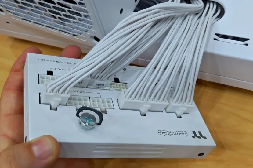 El módulo de conectores de las fuentes Thermaltake DockPower se pueden separar para facilitar el montaje del PC