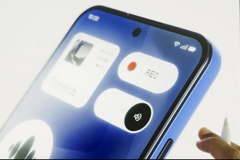 El Nothing Phone (4b) deja ver su diseño con los característicos LEDs y un acabado en azul claro con botones en negro