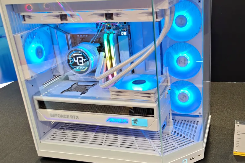 HYTE Y50 RGB: doble cámara, soporte para placas sin cables a la vista y 9 ventiladores por solo 99 dólares