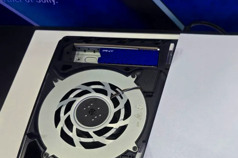 PNY lanza el nuevo SSD CS2341 de 1 TB con disipador en color azul para ampliar el almacenamiento de PS5