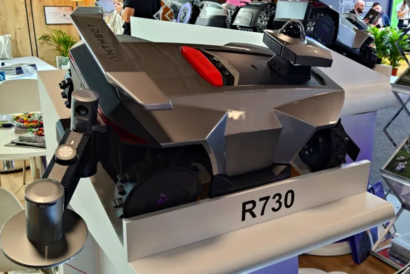 ANTHBOT R730 estrena un brazo que recorta automáticamente los bordes del césped