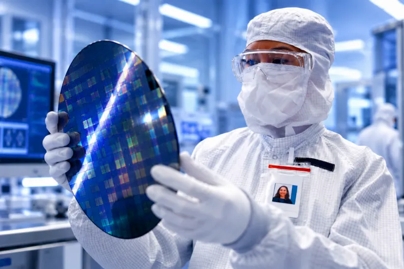 Una patente de Intel integra microLED en un encapsulado de vidrio y los alimenta mediante vías que lo atraviesan