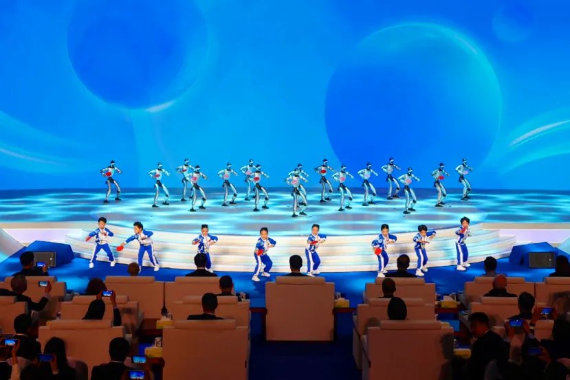 Unitree lanza UniUni, su plataforma para coreografiar y sincronizar flotas de robots humanoides G1 y H2