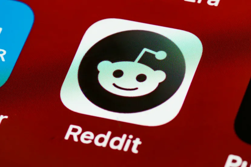 ¿Adiós al vibe coding con IA en el software libre? La restrictiva normativa de r/opensource que divide a Reddit y desata la polémica