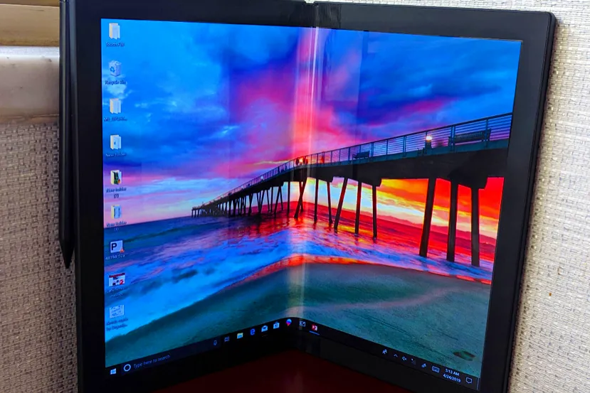 Lenovo se aventura en sacar el primer portátil plegable del mundo con su ThinkPad X1, con pantalla OLED de 13.3 pulgadas