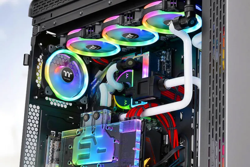 Doble panel de cristal templado y chasis de aluminio por 340€ con las torres completas Thermaltake A700