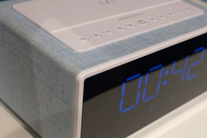 Energy Sistem presenta el altavoz-despertador inteligente Smart Speaker Wake Up con Alexa integrado y cargador inalámbrico 