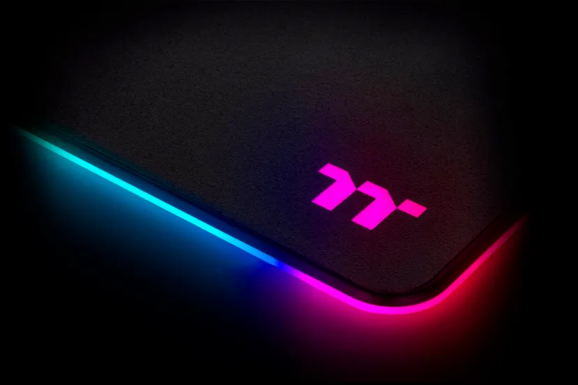 La alfombrilla Thermaltake Level 20 Gaming Mousepad llega con dos superficies a elegir e iluminación RGB