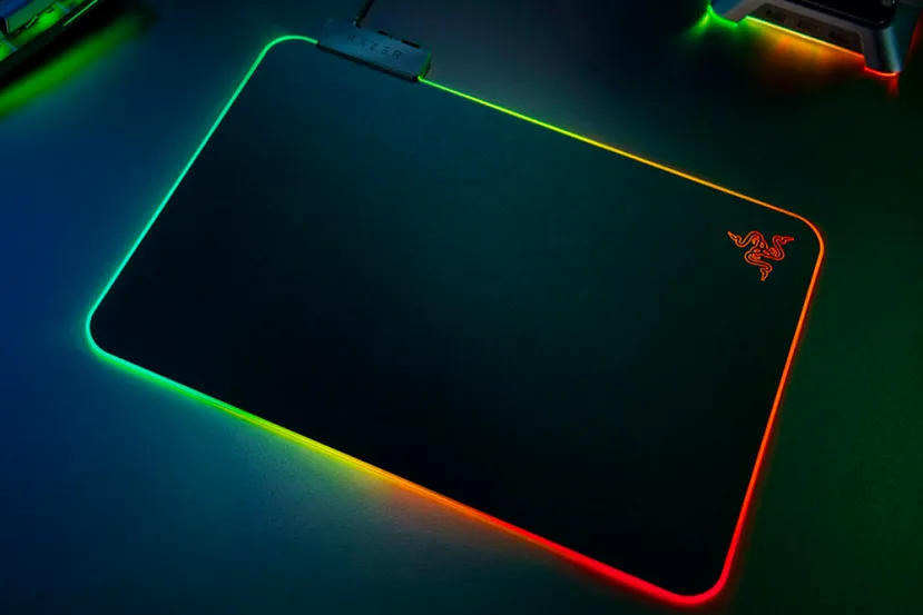Razer añade más LEDs RGB y un nuevo diseño a su alfombrilla gaming Firefly V2