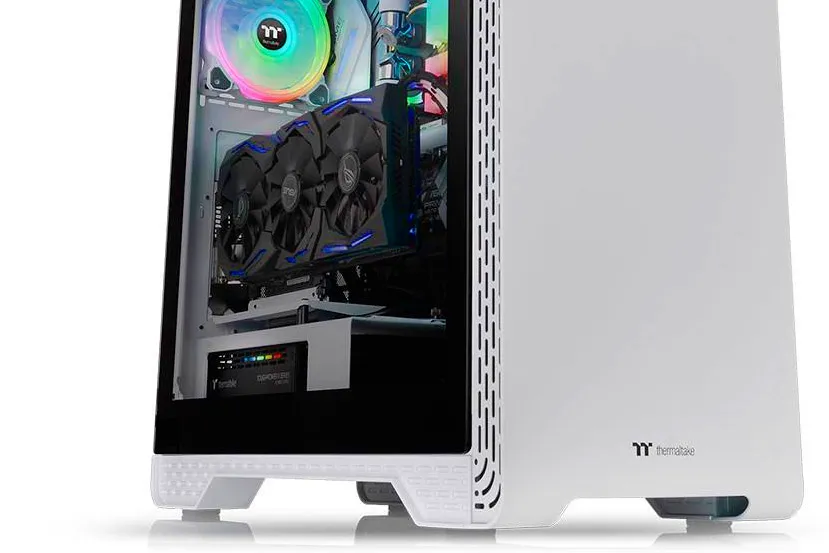 La semitorre Thermaltake S500 TG Snow adquiere un color blanco nieve y admite hasta 4 ventiladores de 20 cm