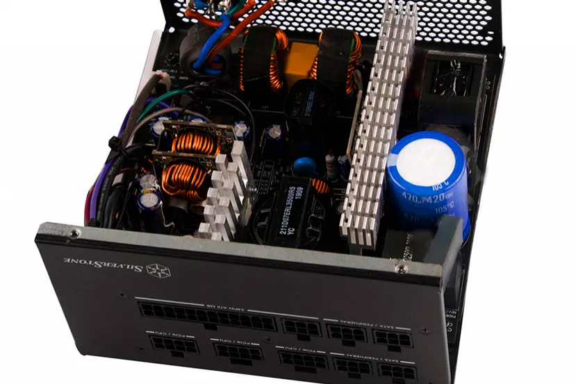 SilverStone añade la fuente ET700 de 700W con eficiencia 80 PLUS GOLD a su línea Essence