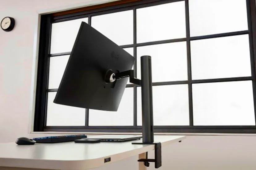 El monitor LG UltraFine Ergo 32UN880 incorpora una peana con multitud de movimientos para ajustarse perfectamente