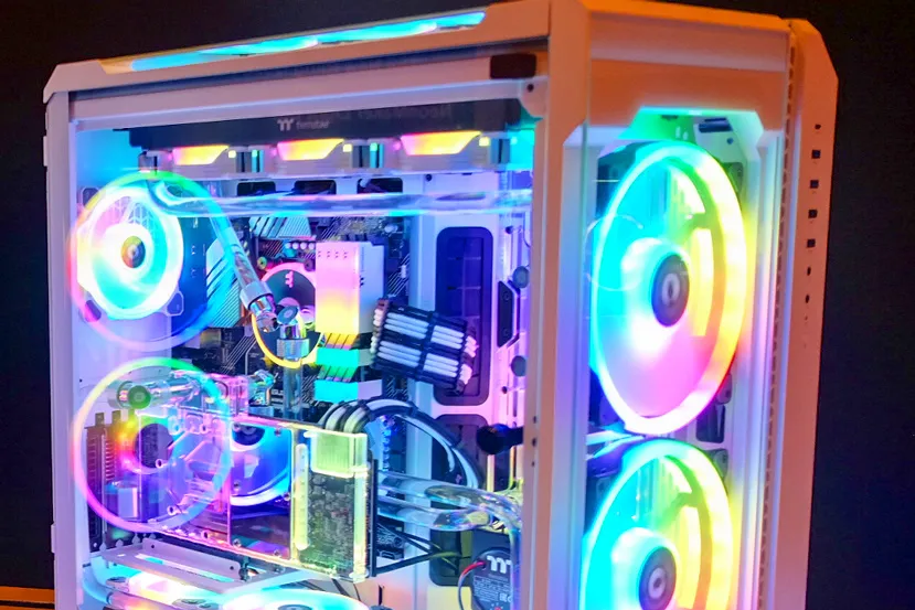 La Thermaltake View 51 TG ofrece un diseño con triple panel templado y espacio para refrigeración líquida avanzada