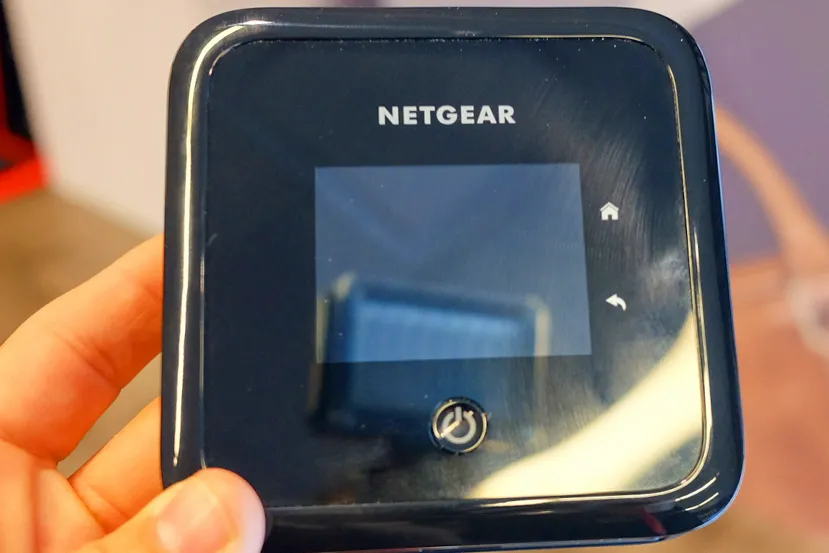 Netgear nos enseña su primer router portátil con 5G y WiFi 6, el NightHawk 5G