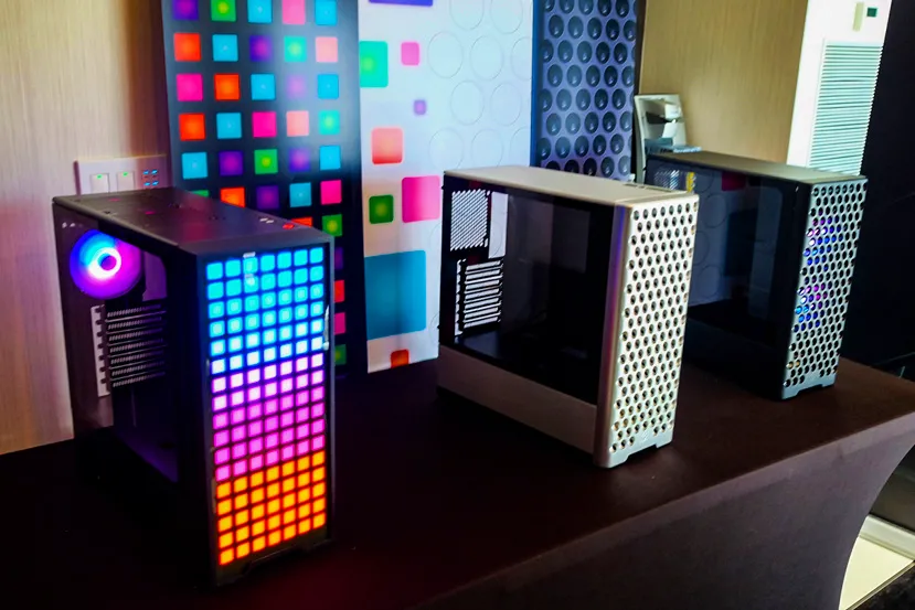 MetallicGear muestra dos de sus nuevos diseños en el CES con un frontal LED personalizable