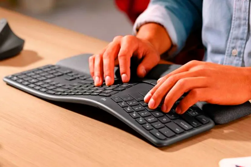 Diseño curvado y con ondulaciones en el ergonómico teclado inalámbrico Logitech  Ergo K860