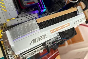 Gigabyte AORUS GeForce RTX 5080 INFINITY WOOD 16G Review: la RTX 5080 más elegante es, a la vez, la más potente de la marca