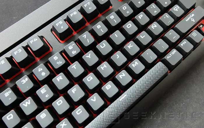 Geeknetic Corsair Strafe Cherry MX Red Mechanical Keyboard 25