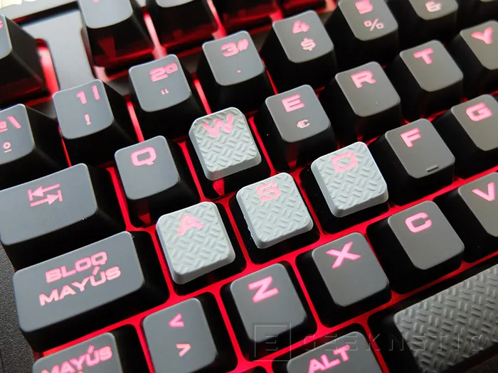 Geeknetic Corsair Strafe Cherry MX Red Mechanical Keyboard 15