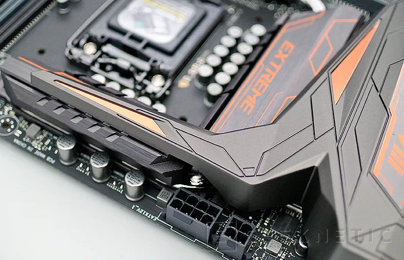 Geeknetic ASUS Maximus VIII Extreme/Assembly 11