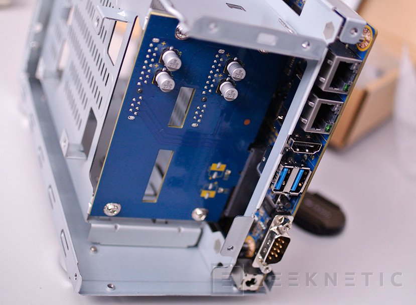 Thecus N2810 Plus NAS (メモリ増設済み 8GB) Thecus N2810 Plus NAS (メモリ増設済み 8GB)（N2810PLUS - 株式