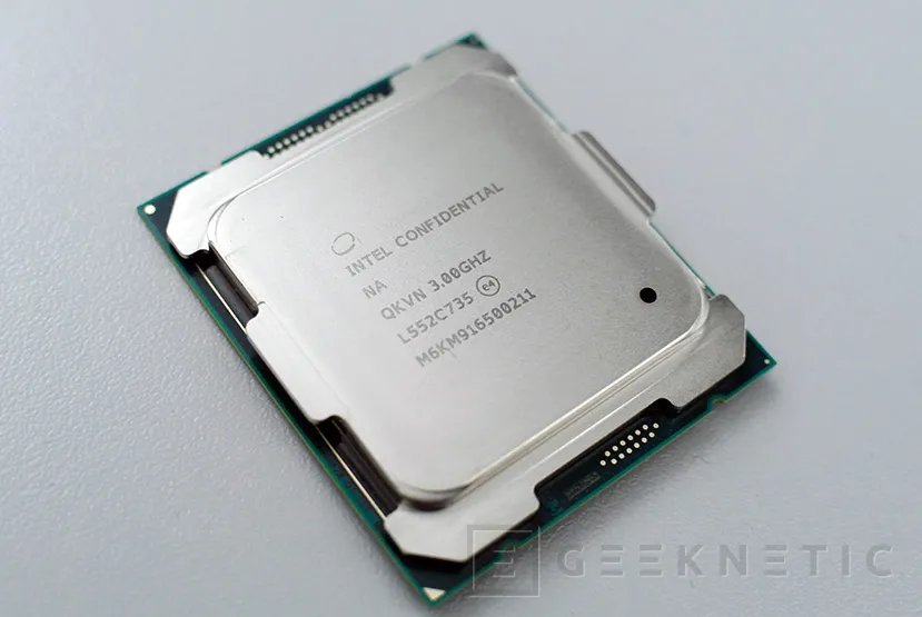 Geeknetic Intel Core i7-6950X Broadwell-E 8