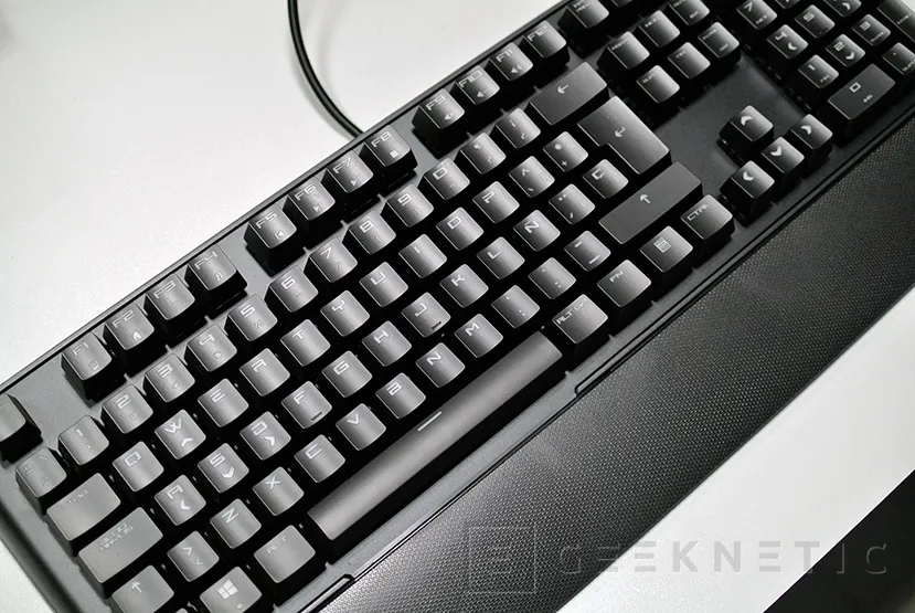 Geeknetic El sorprendente teclado mecánico Krom Kael de Nox   7