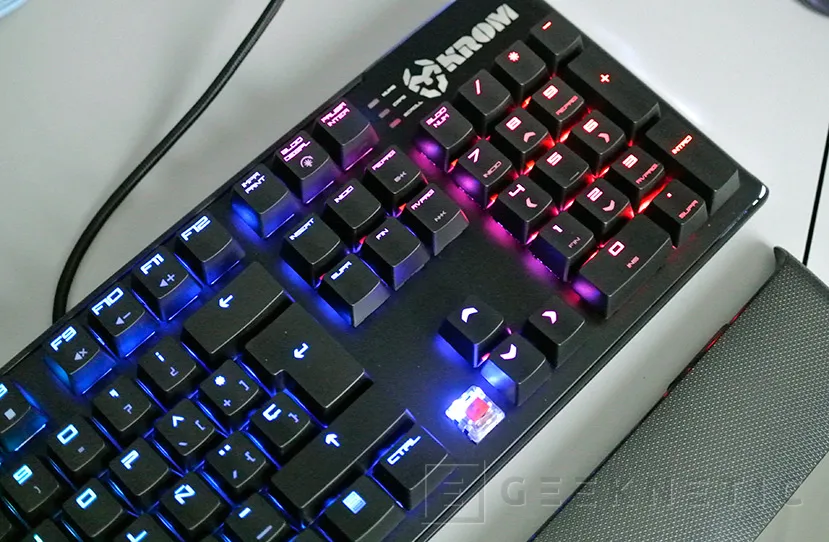 Geeknetic El sorprendente teclado mecánico Krom Kael de Nox   13