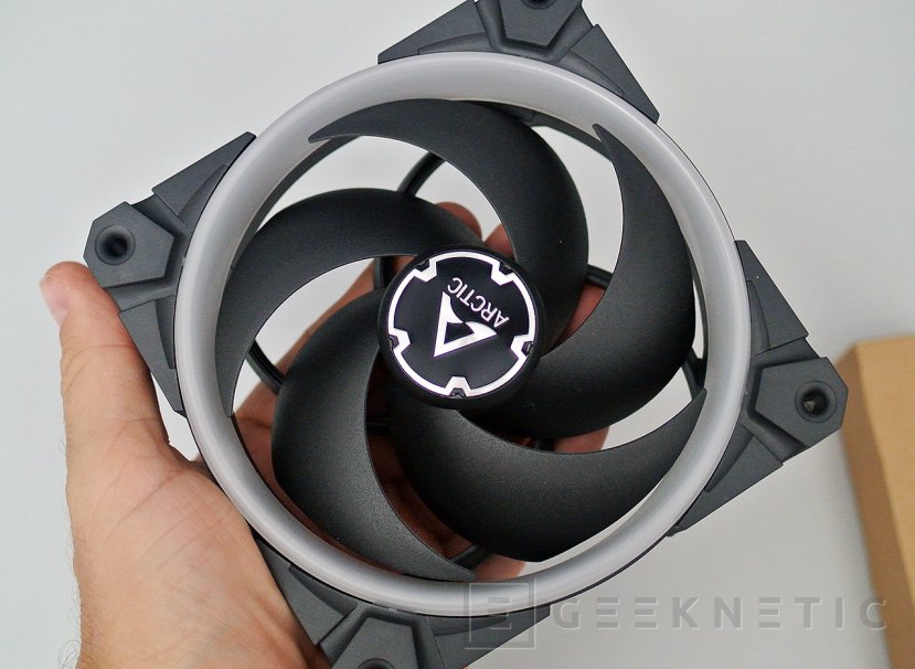 Geeknetic Arctic BioniX P120 A-RGB Review 4
