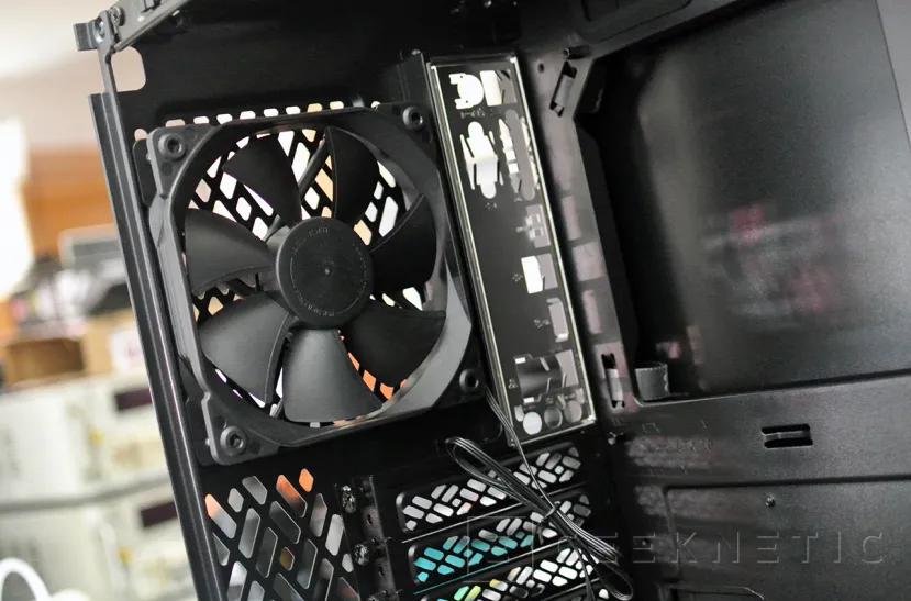 Geeknetic Fractal Design Meshify 2 Compact Review 17