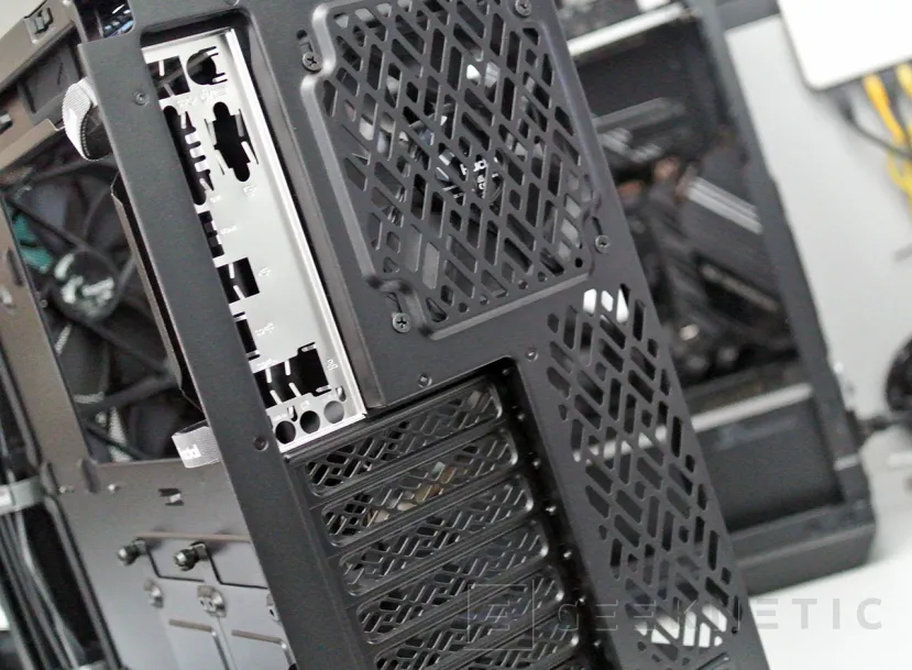 Geeknetic Fractal Design Meshify 2 Compact Review 10