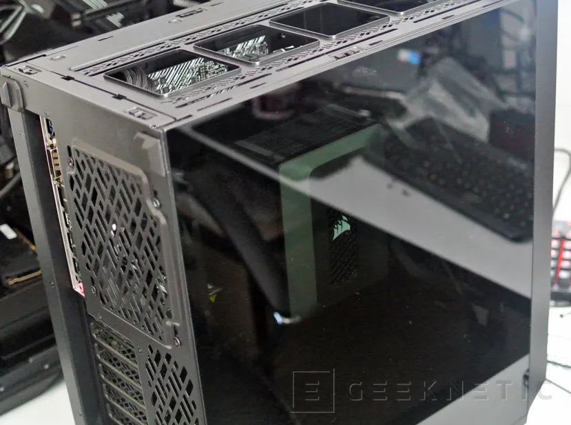 Geeknetic Fractal Design Meshify 2 Compact Review 13