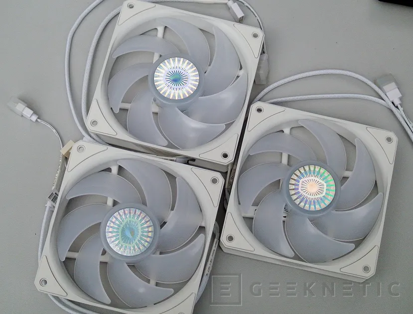 Geeknetic Cooler Master Sickleflow 120 ARGB White Edition 3 in 1 kit Review 13