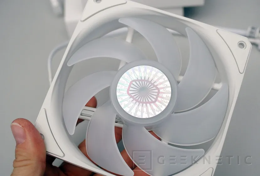Geeknetic Cooler Master Sickleflow 120 ARGB White Edition 3 in 1 kit Review 3
