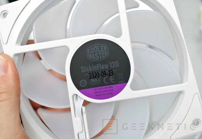 Geeknetic Cooler Master Sickleflow 120 ARGB White Edition 3 in 1 kit Review 5