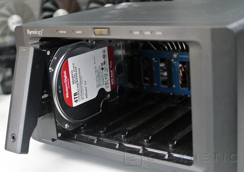 Geeknetic Synology DiskStation DS1621xs+ Review 5