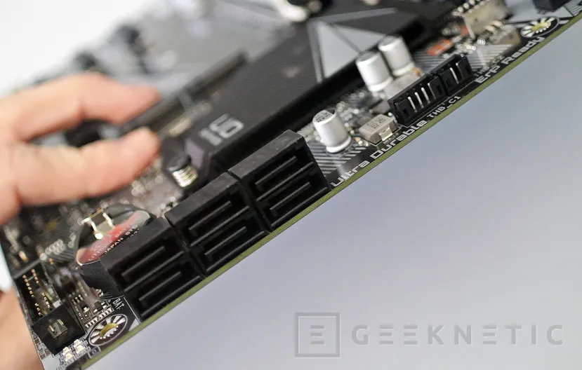 Geeknetic Gigabyte Z690 UD DDR4 Review 8