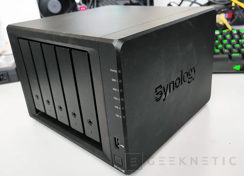 Geeknetic Synology DiskStation DS1522+ Review 15