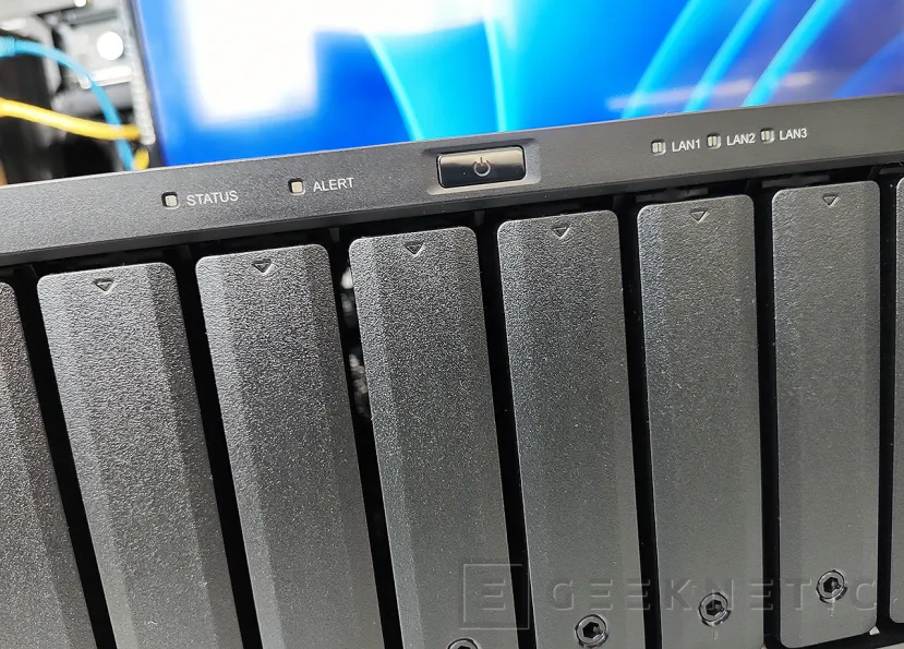 Geeknetic Synology DiskStation DS1823xs+ Review 7
