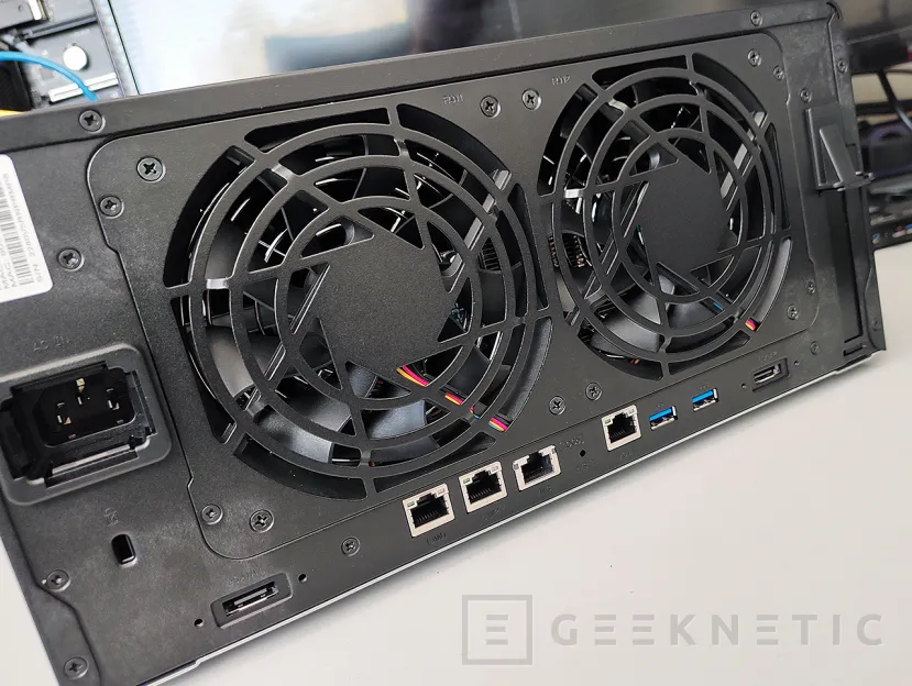 Geeknetic Synology DiskStation DS1823xs+ Review 3