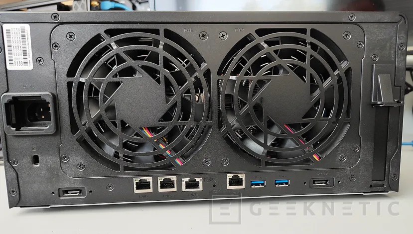 Geeknetic Synology DiskStation DS1823xs+ Review 4