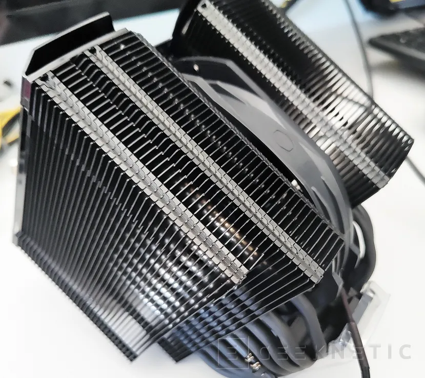 Geeknetic Cooler Master MASTERAIR MA824 STEALTH Review 5