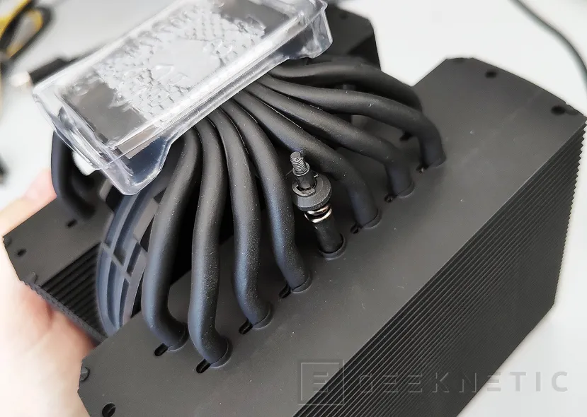 Geeknetic Cooler Master MASTERAIR MA824 STEALTH Review 7