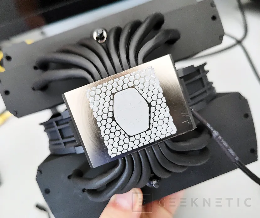 Geeknetic Cooler Master MASTERAIR MA824 STEALTH Review 11