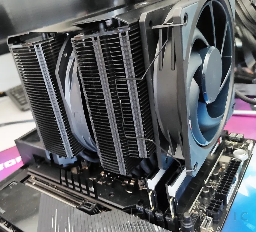 Geeknetic Cooler Master MASTERAIR MA824 STEALTH Review 18