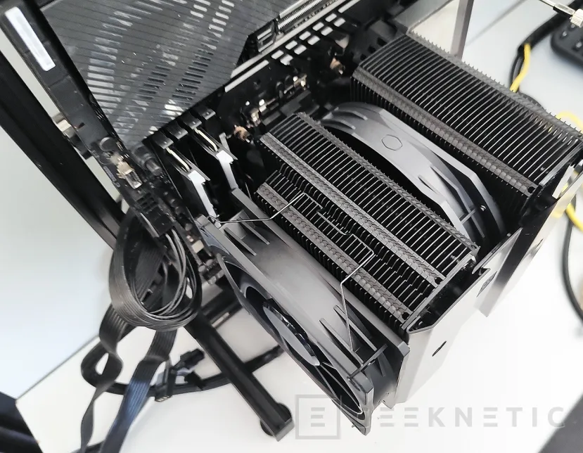 Geeknetic Cooler Master MASTERAIR MA824 STEALTH Review 24